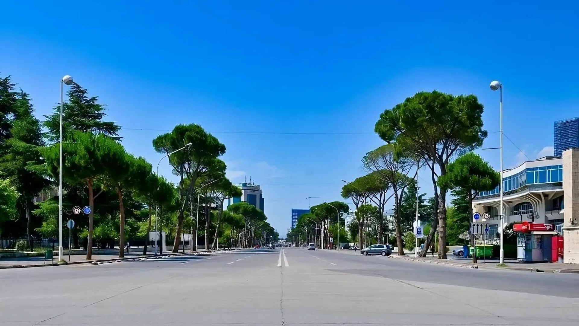 Chic Retreat In Blloku Tirana 아파트