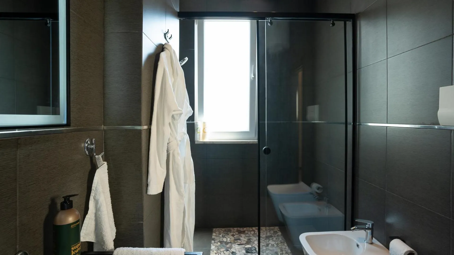 Chic Retreat In Blloku Tirana 아파트