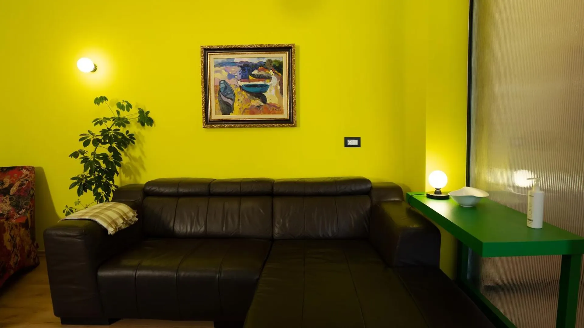 Chic Retreat In Blloku Tirana 아파트