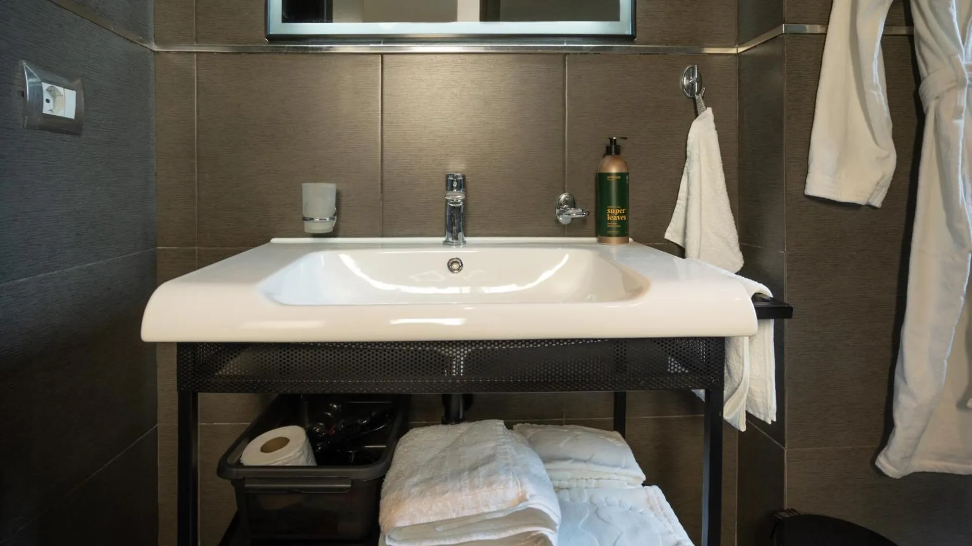 Chic Retreat In Blloku Tirana 아파트