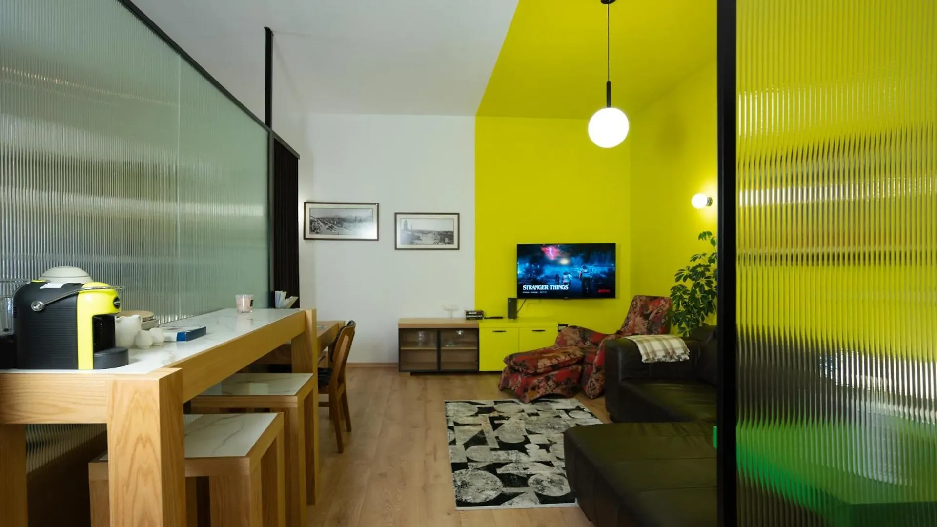 Chic Retreat In Blloku Tirana 아파트