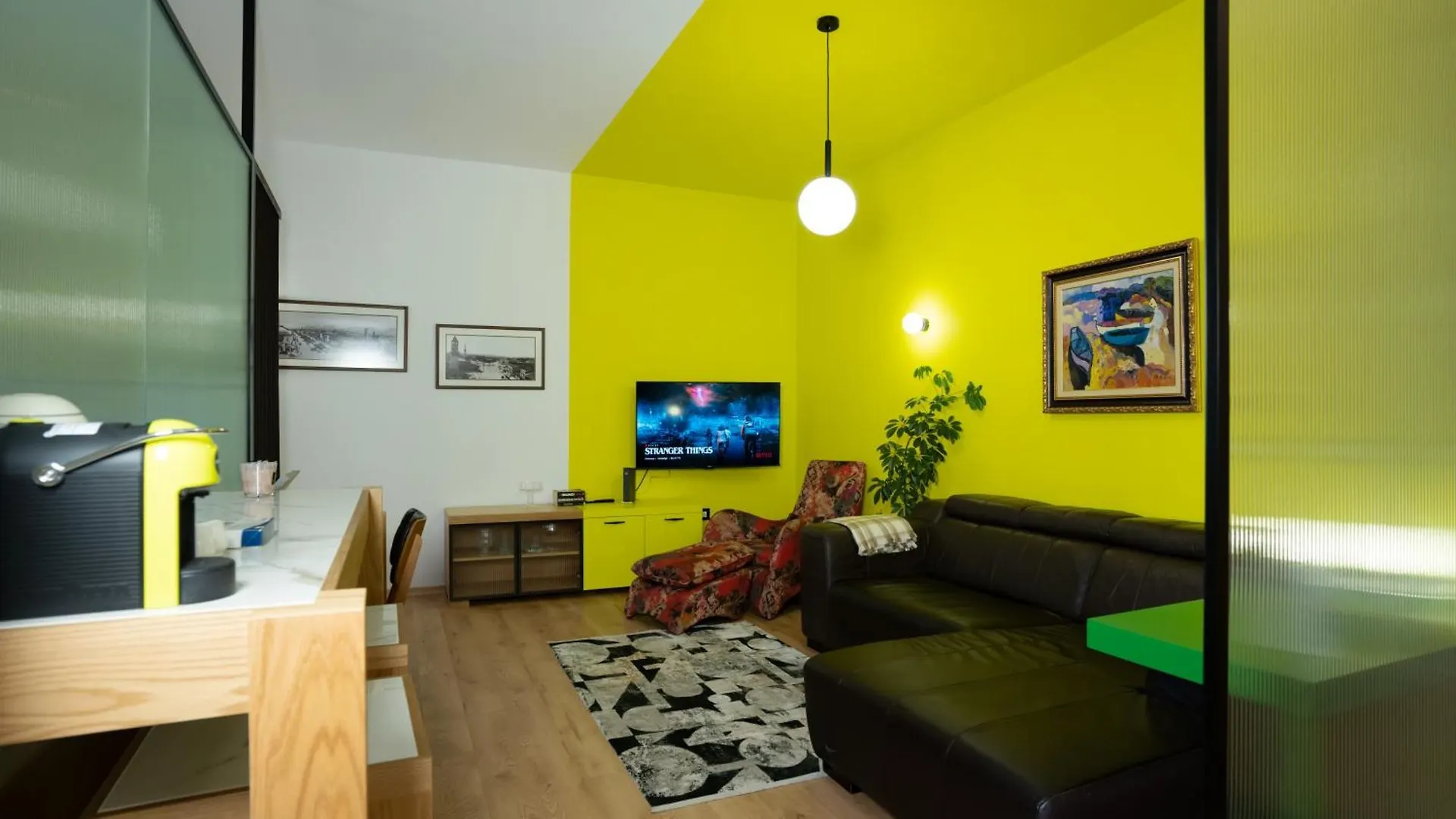 Chic Retreat In Blloku Tirana 아파트