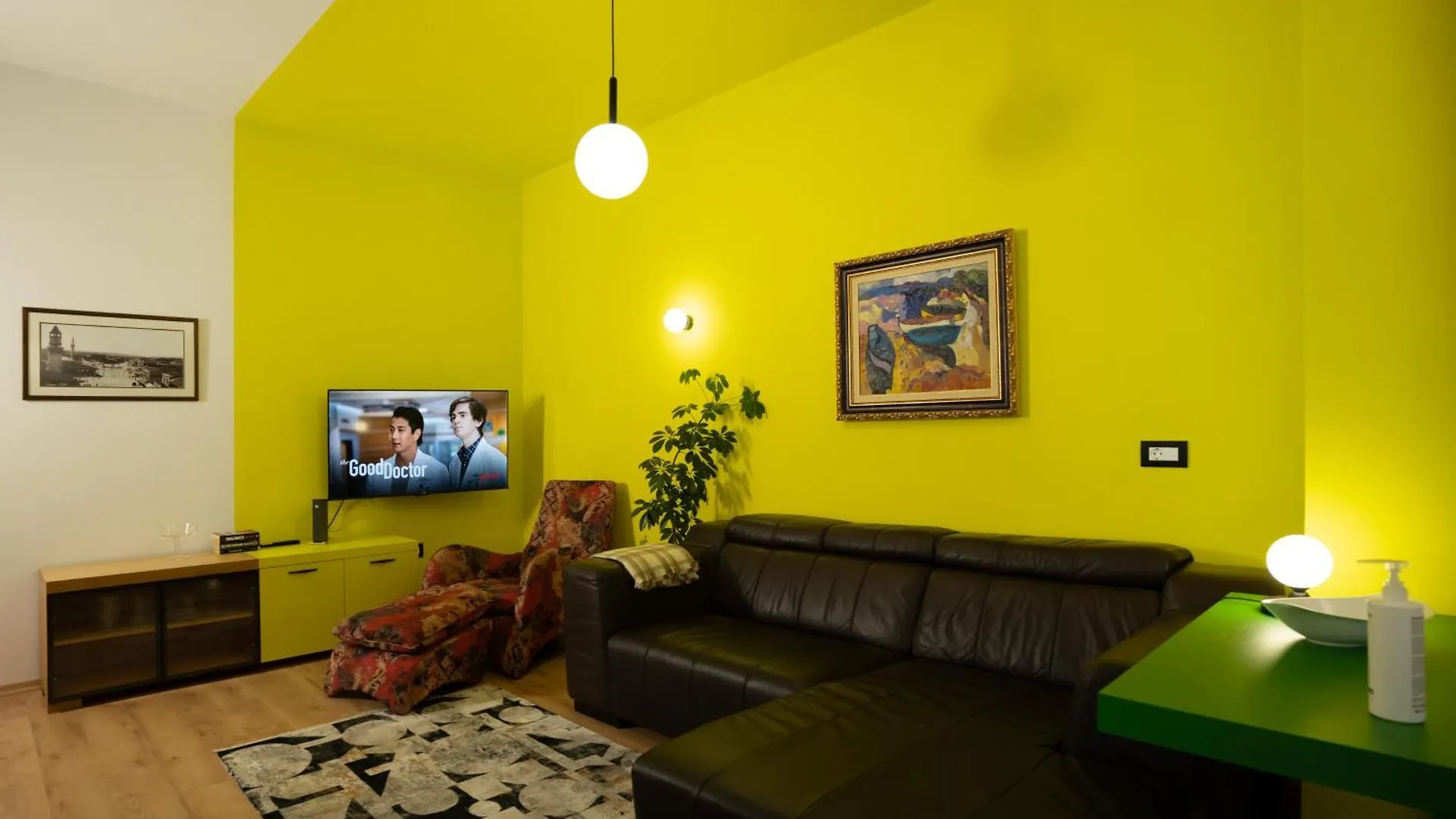 Chic Retreat In Blloku Tirana 아파트